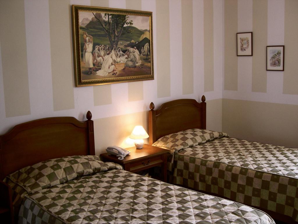 Hotel Piccolo Mondo Бухарест Номер фото